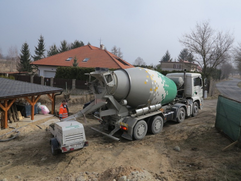 Doprava a čerpání litého cementového potěru CEMFLOW na stavbě rodinného domu